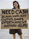 Jeune femme tenant une pancarte besoin d'aide