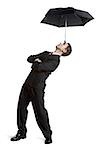 Homme d'affaires équilibrage parapluie sur son front