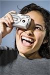 Fotografieren mit digitalen Kamera lächelnden Frau