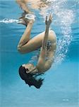 Voir le profil:: une femme adulte nageant sous l'eau