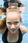 Porträt von ein junges Mädchen, das unter Wasser schwimmen