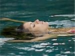 Voir le profil:: une femme adulte, nager dans une piscine