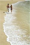 Rückansicht eines jungen Paares, Hand in Hand und laufen am Strand
