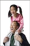 Nahaufnahme eines Vaters mit seiner Tochter auf seinen Schultern sitzen