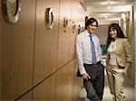 Portrait d'un homme et une femme d'affaires debout dans un couloir