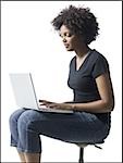 Profil d'une jeune femme à l'aide d'un ordinateur portable