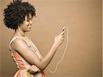 Profil d'une jeune femme à l'écoute d'un lecteur MP3