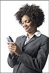 Gros plan d'une femme d'affaires détenant un téléphone mobile