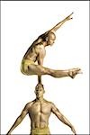 Zwei männliche Akrobaten durchführen
