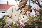 Nahaufnahme von ein alter Mann und ein senior Woman smiling hinter Blumen