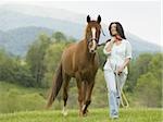 femme qui marche avec un cheval