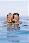 Mitte adult Couple weiblich zusammen in einem Schwimmbad