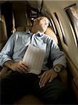 Ein Geschäftsmann, schlafen in einem Flugzeug