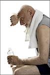 Profil anzeigen: ein alter Mann hält eine Flasche Wasser