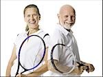 Porträt von ein altes Paar stehend mit Tennisschläger