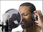 Homme afro-américain chantant dans le microphone