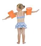 Jeune fille avec des dispositifs de flottaison personnels autour de bras