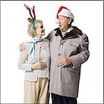 Vieux couple portant des chapeaux de Noël