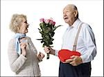 Vieil homme donnant Valentines épouse chocolat