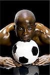 Athlète posant avec ballon de soccer