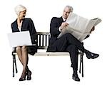 Homme d'affaires et femme d'affaires assis sur un banc
