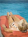 Femme relaxante par une piscine