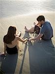 Couple sur valentines dessin de plage de sable