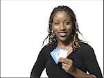 Femme tenant des cartes bancaires souriant