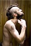 Homme avec Barbe rasage de tatouage