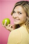 Femme souriant avec pomme verte