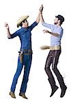 Homme en costume de cow-boy et homme en pantalon de cuir avec ceinture sash high five