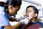 Garçon ayant l'examen dentaire