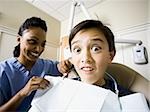 Boy bei Zahnarzt mit hygienebeutel