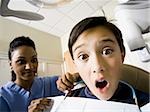 Boy bei Zahnarzt mit hygienebeutel
