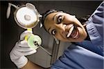 Hygiéniste dentaire avec angle dramatique de seringue