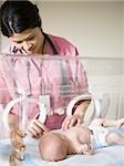 Baby im Inkubator mit weiblichen Krankenschwester