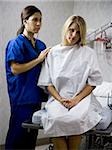 Patiente avec manchon de tension artérielle pendant l'examen avec l'infirmière