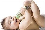 Baby trinken aus der Flasche mit der US-Währung in es