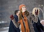 Femme avec lecteur mp3 à l'extérieur en hiver souriant