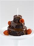 Schokolade Geburtstagskuchen mit Himbeeren und Kerze