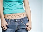 Abdomen femelle avec écrit dessus des crampes