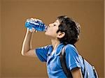 Voir le profil:: garçon avec sac à dos boire boisson bouteille en plastique