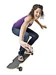Mädchen mit Zahnspange auf skateboard