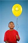 Enfant tenant un ballon.