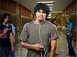 High School-junge in der Schule anhören der MP3-Player.