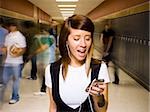 High-School-Mädchen in der Schule anhören der MP3-Player.