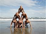 Pyramide humaine sur la plage.