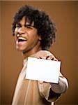 junger Mann in ein braunes Hemd mit eine Notiz-Karte.