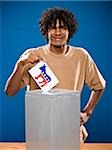 junger Mann in ein braunes Hemd Gießen einen Stimmzettel.