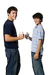 deux jeunes hommes, la consommation de lait et bicarbonate de soude.